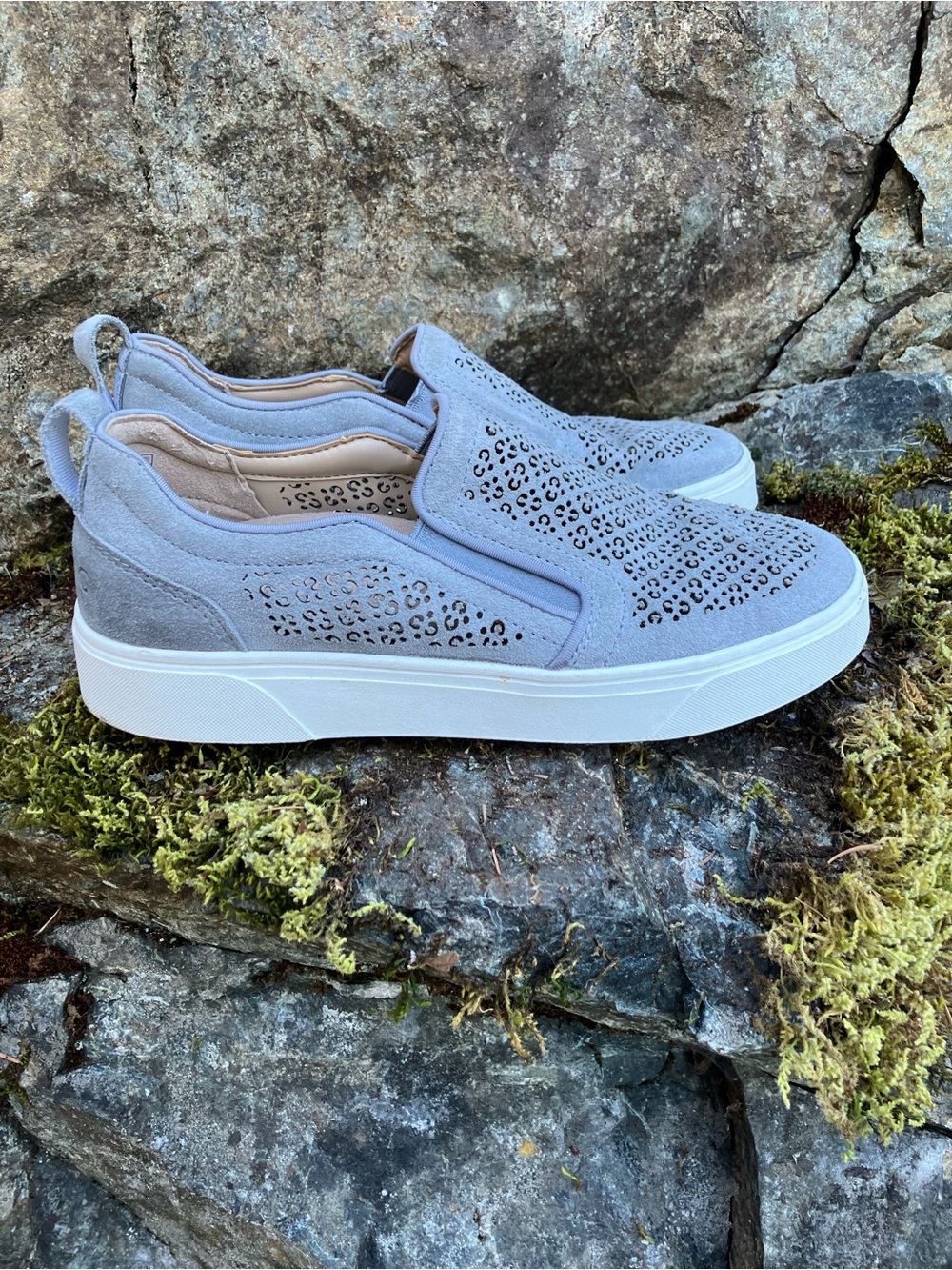 Vionic Slip-On Perforated Sneakers in Grey Sz 6.5 - Picture 3 of 6